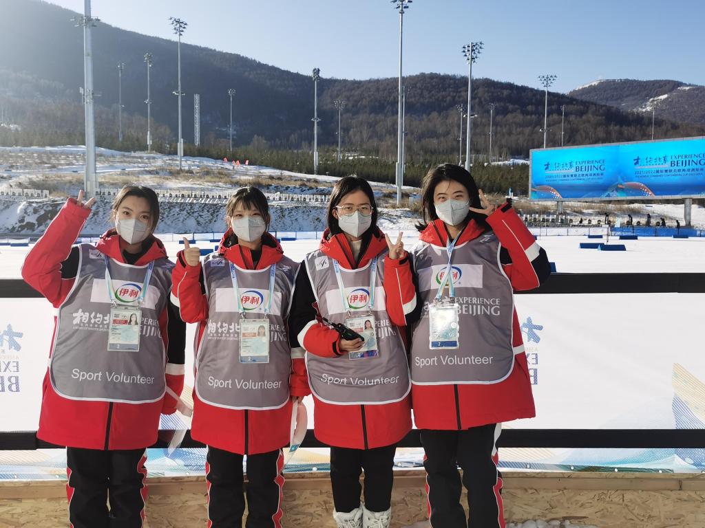 左边第二个为BB贝博冬奥志愿者张婧萱.jpg 左边第二个为BB贝博冬奥志愿者张婧萱.jpg