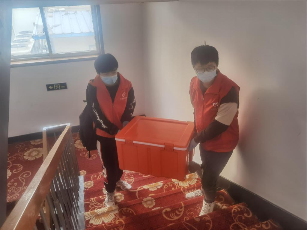 志愿者为隔离的冬奥志愿者送餐.jpg 志愿者为隔离的冬奥志愿者送餐.jpg