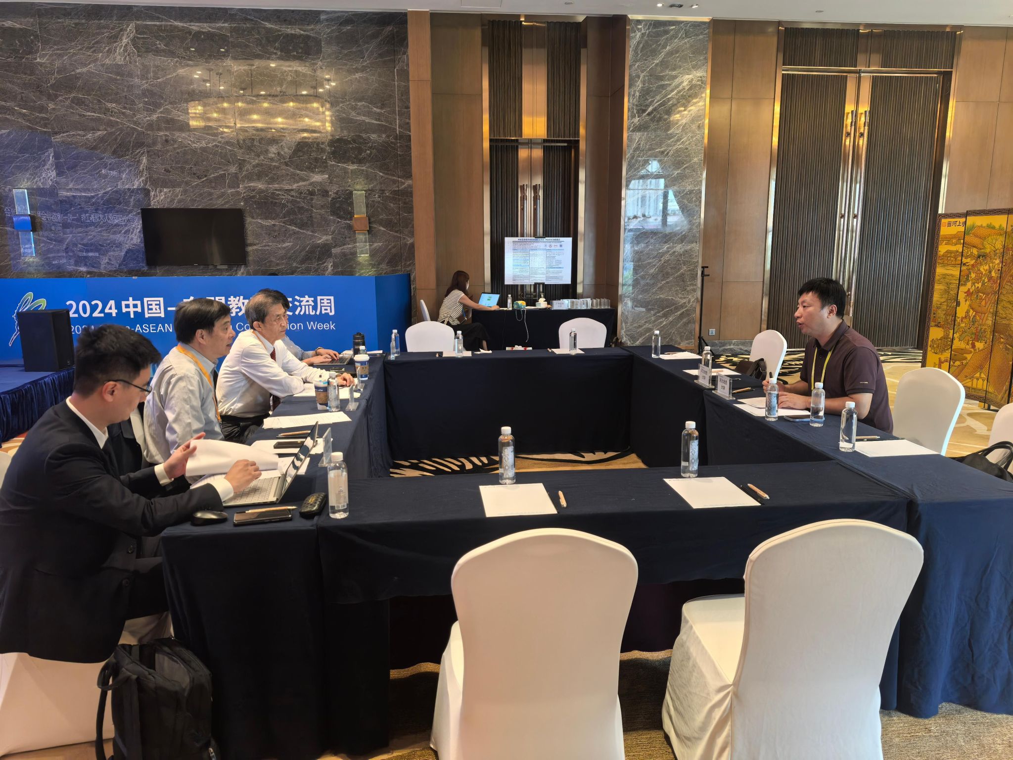 与高层次国际化人才培养创新实践项目专家组交流.jpg 与高层次国际化人才培养创新实践项目专家组交流.jpg