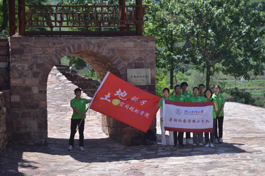 “乡土规梦实践团”师生在石门村调研.JPG “乡土规梦实践团”师生在石门村调研.JPG