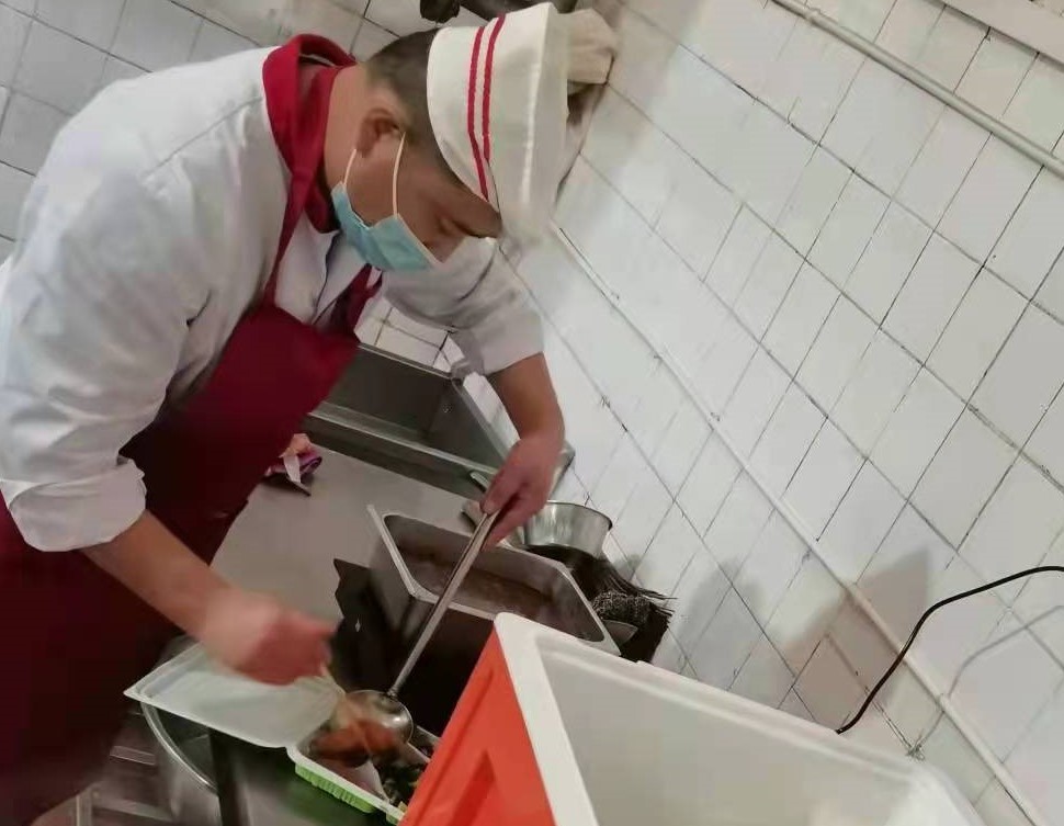 后勤师傅为隔离的冬奥志愿精心配餐0.jpg