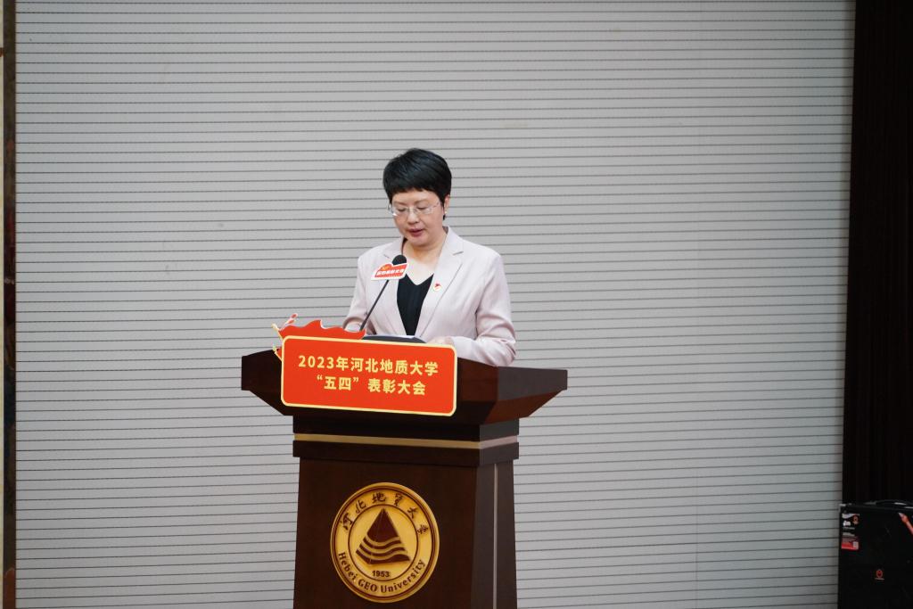 校团委书记郭雅洁宣读《共青团BB贝博艾弗森官网委员会2023年五四表彰决定》.JPG 校团委书记郭雅洁宣读《共青团BB贝博艾弗森官网委员会2023年五四表彰决定》.JPG