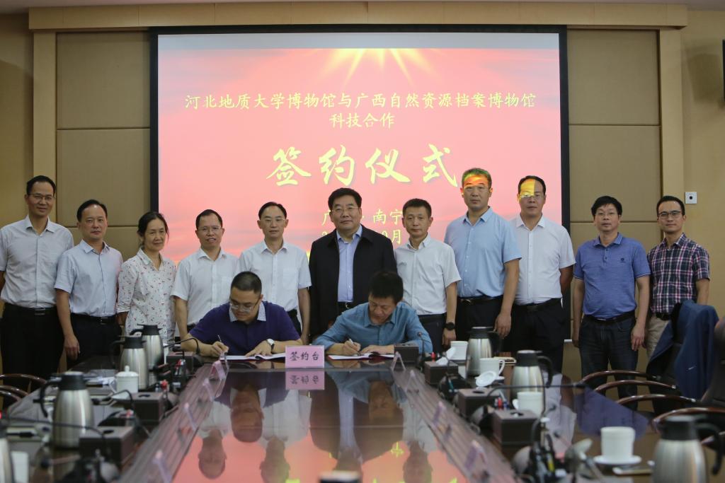 签约仪式现场.jpg 签约仪式现场.jpg