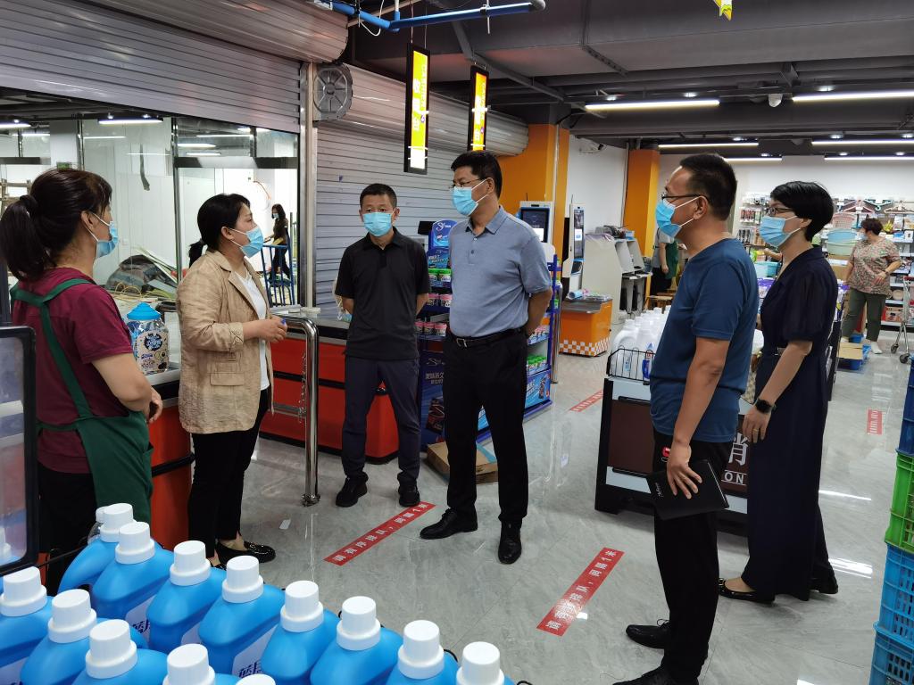 校领导在超市检查开业准备情况.jpg