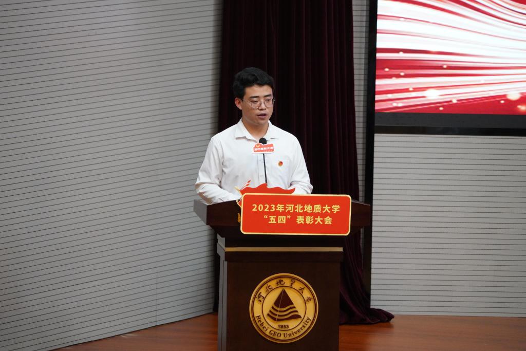 “中国电信奖学金”获得者、地球科学学院学生代表陈本科发言.JPG “中国电信奖学金”获得者、地球科学学院学生代表陈本科发言.JPG