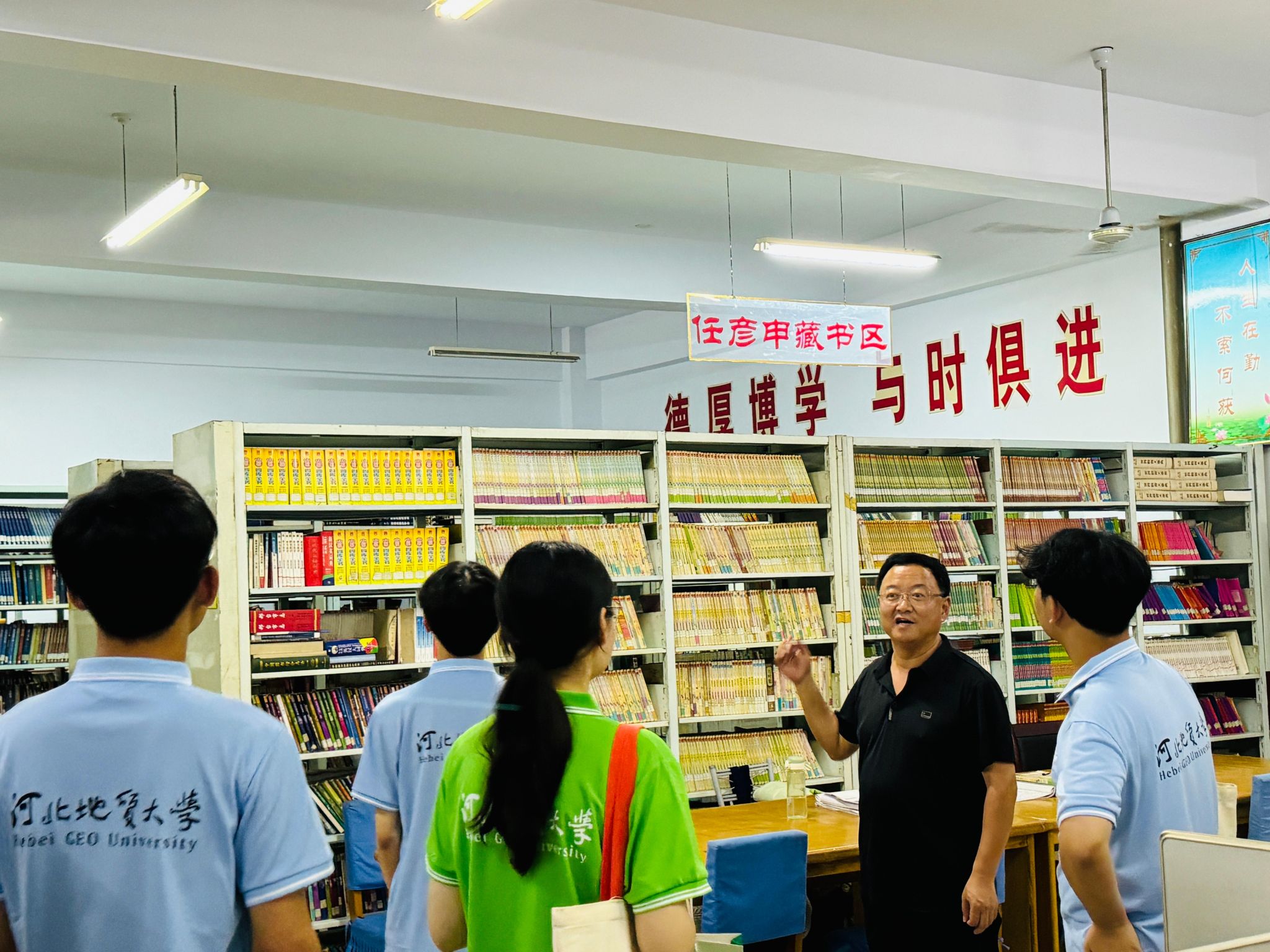 管理学院鸣言论彧小分队 王校长带领小分队成员参观学校图书馆 (2).jpg