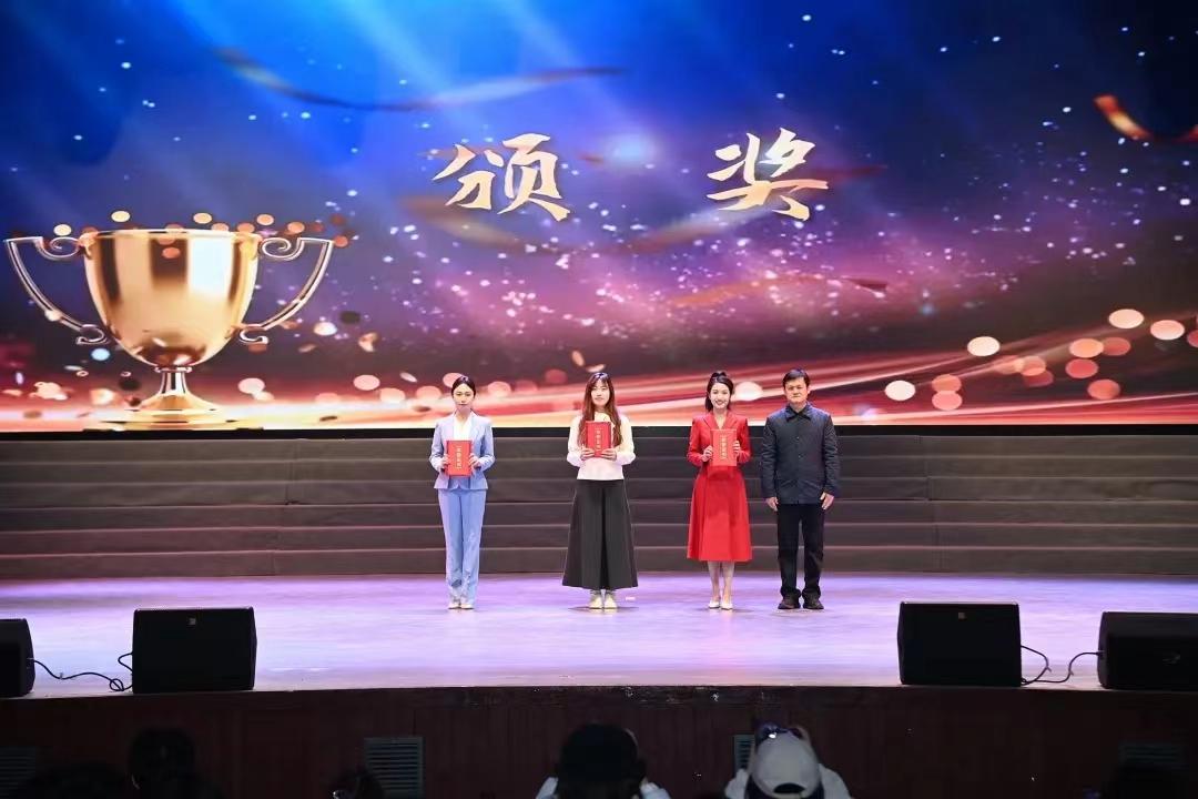 BB贝博学生(左一)荣获二等奖.jpg BB贝博学生(左一)荣获二等奖.jpg