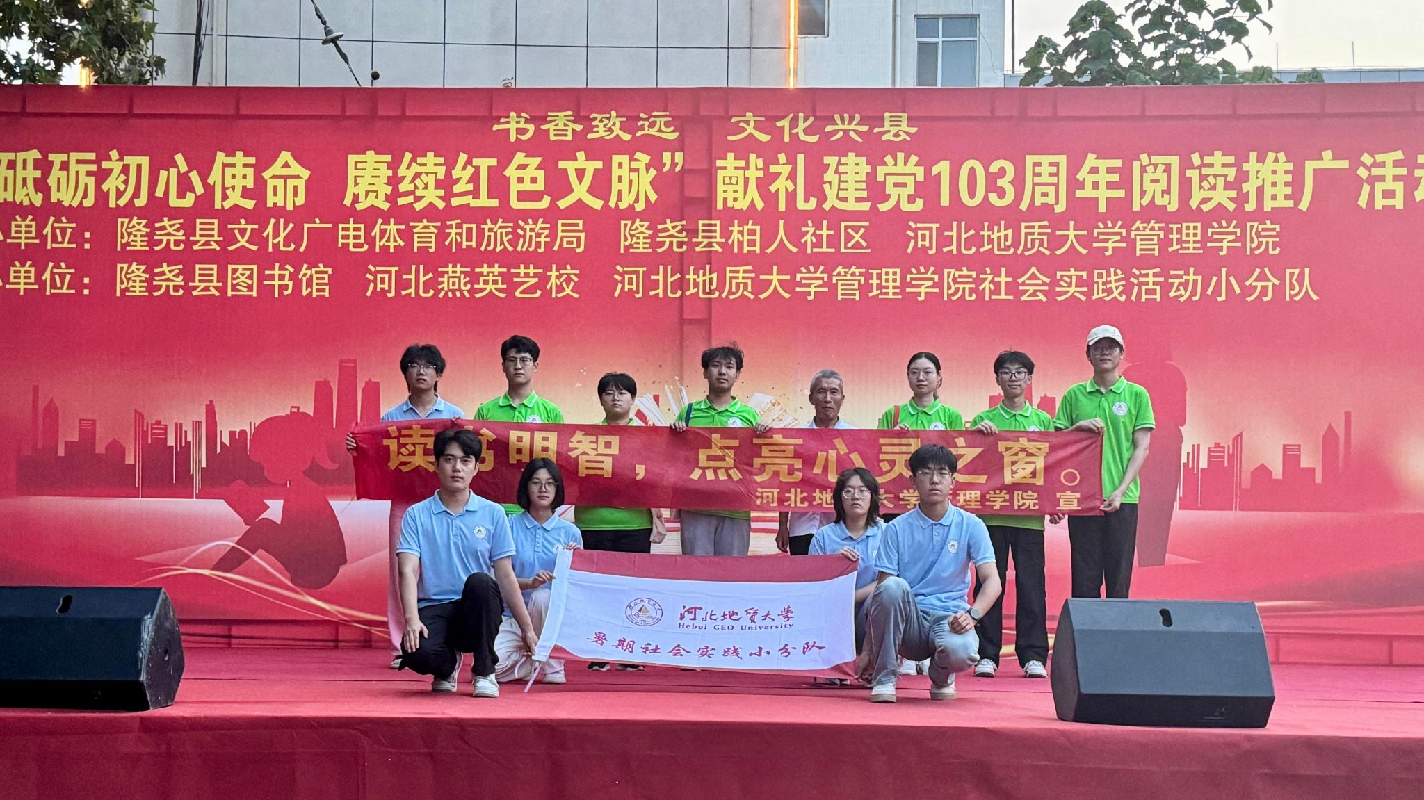 管理学院鸣言论彧小分队 阅读推广活动与图书馆馆长大合影.jpg 管理学院鸣言论彧小分队 阅读推广活动与图书馆馆长大合影.jpg