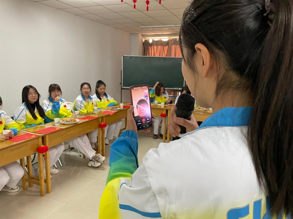 志愿者现场连线家长汇报学习、生活情况并向家人表达节日的祝福.jpg