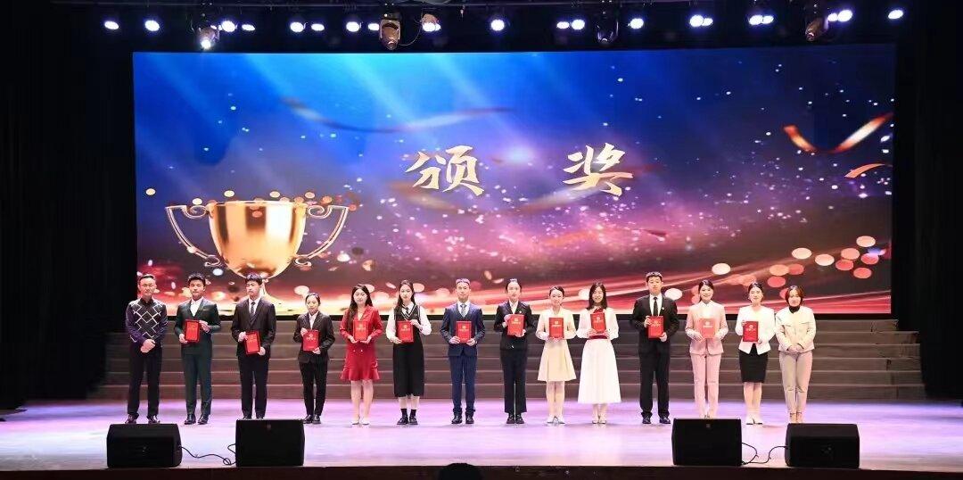 BB贝博学生(左五)齐子莹荣获优秀奖.jpg BB贝博学生(左五)齐子莹荣获优秀奖.jpg